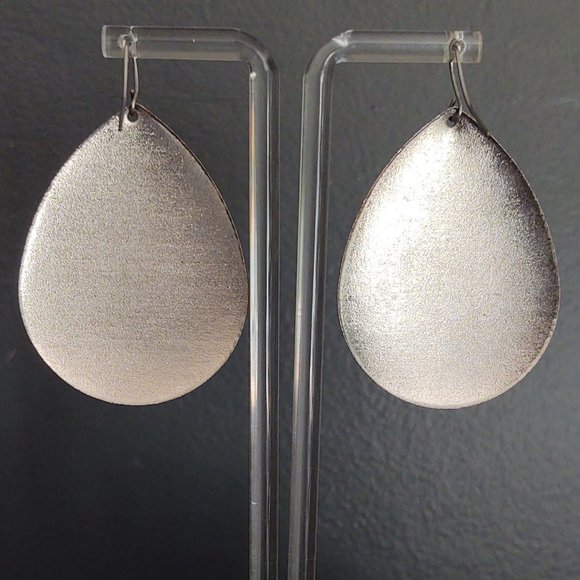 Peacock feather motif metal earrings - Picture 4 of 8